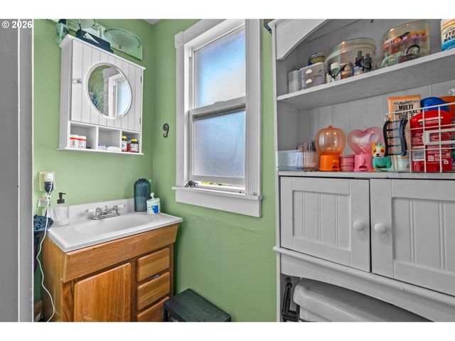 3815 Se 64TH Ave, Portland, OR 97206
