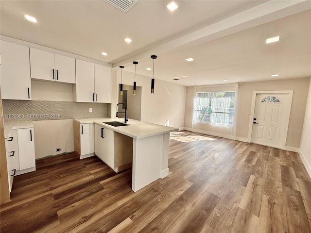 7951 NW 30th St, Davie, FL 33024