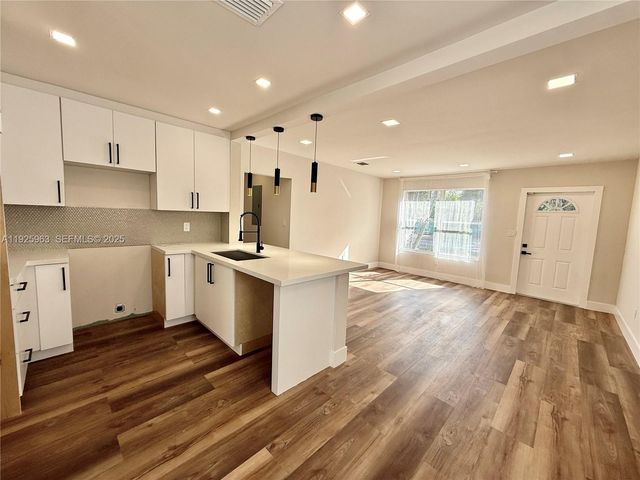 7951 NW 30th St, Davie, FL 33024