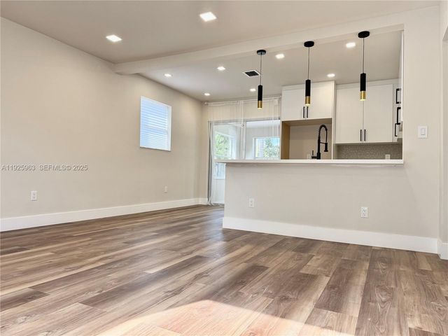 7951 NW 30th St, Davie, FL 33024