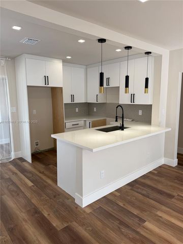 7951 NW 30th St, Davie, FL 33024