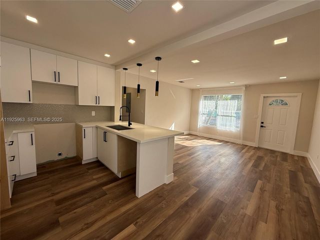 7951 NW 30th St, Davie, FL 33024