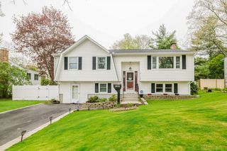 107 Alandale Ave, Brockton, MA 02301