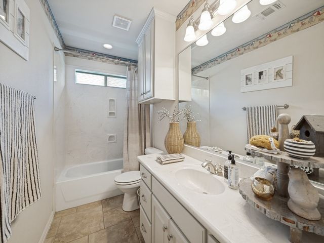 8115 Oak Hollow Drive, Arlington, TX 76001