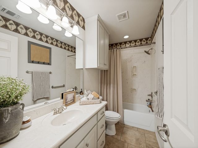 8115 Oak Hollow Drive, Arlington, TX 76001