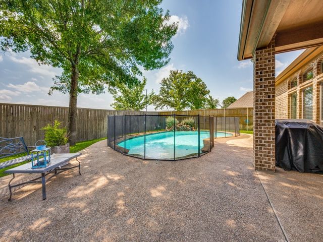 8115 Oak Hollow Drive, Arlington, TX 76001