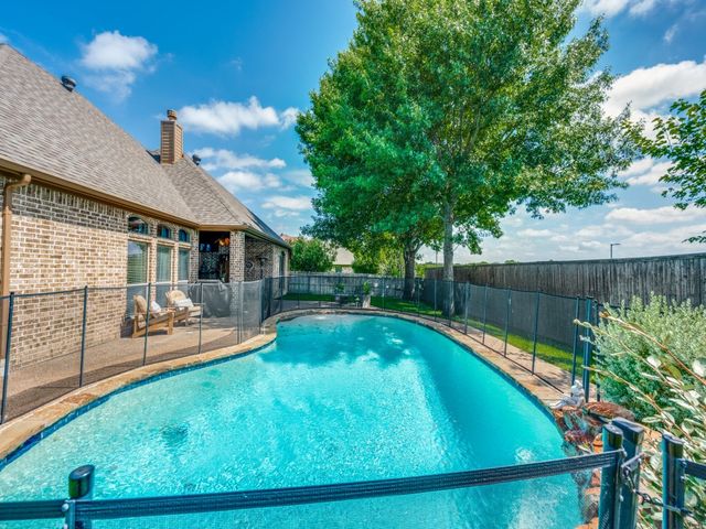 8115 Oak Hollow Drive, Arlington, TX 76001