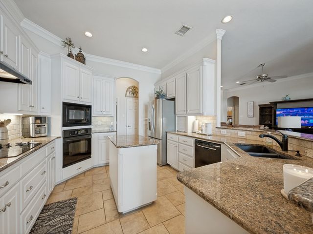 8115 Oak Hollow Drive, Arlington, TX 76001