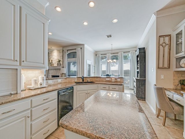 8115 Oak Hollow Drive, Arlington, TX 76001
