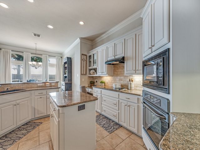 8115 Oak Hollow Drive, Arlington, TX 76001