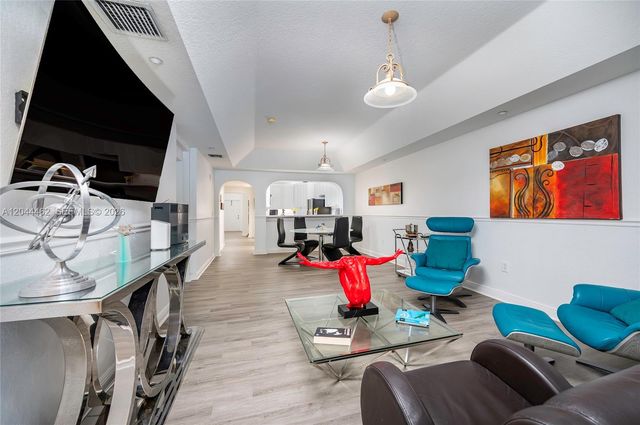 10700 NW 66th St 204, Doral, FL 33178