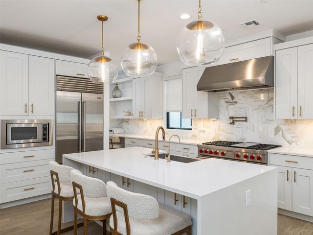 800 Emilia CT, Austin, TX 78746