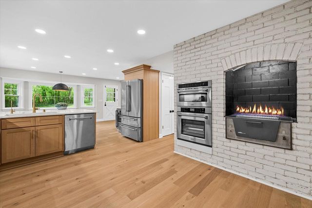 10525 N Fairway LANE, Mequon, WI 53092