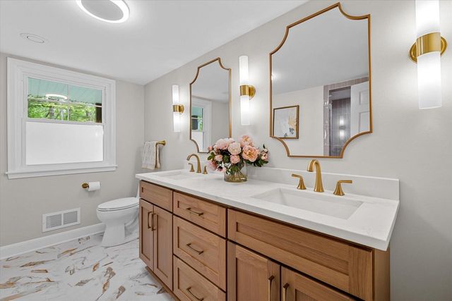 10525 N Fairway LANE, Mequon, WI 53092