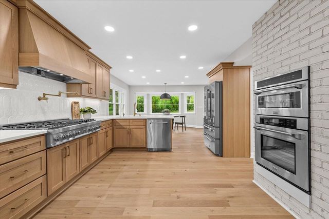 10525 N Fairway LANE, Mequon, WI 53092