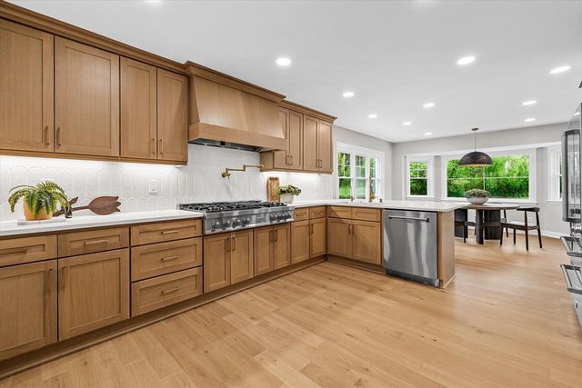 10525 N Fairway LANE, Mequon, WI 53092
