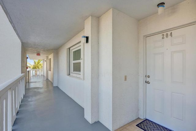 231 E Lantana Road 204, Lantana, FL 33462