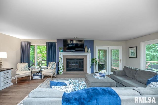 408 W RAVINWOODS Road, Peoria, IL 61615