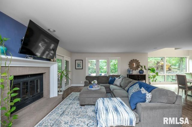 408 W RAVINWOODS Road, Peoria, IL 61615