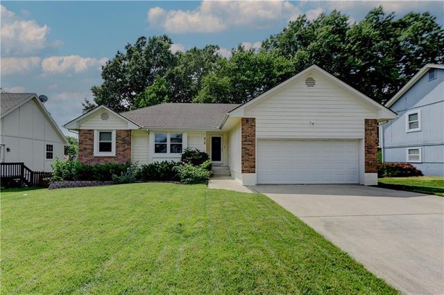 816 NE Bristol Drive, Lee's Summit, MO 64086
