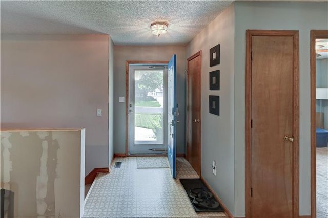 816 NE Bristol Drive, Lee's Summit, MO 64086