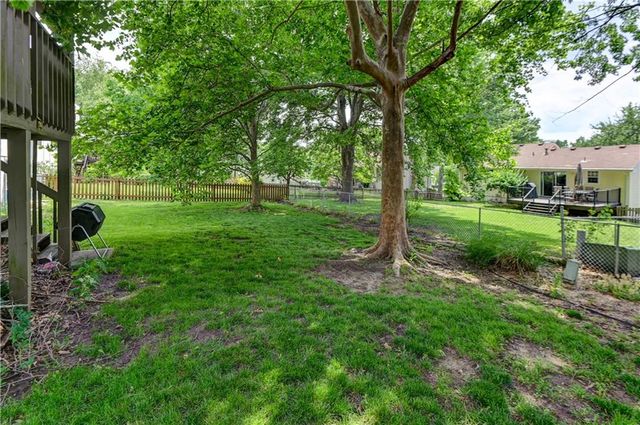 816 NE Bristol Drive, Lee's Summit, MO 64086