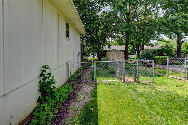 816 NE Bristol Drive, Lee's Summit, MO 64086