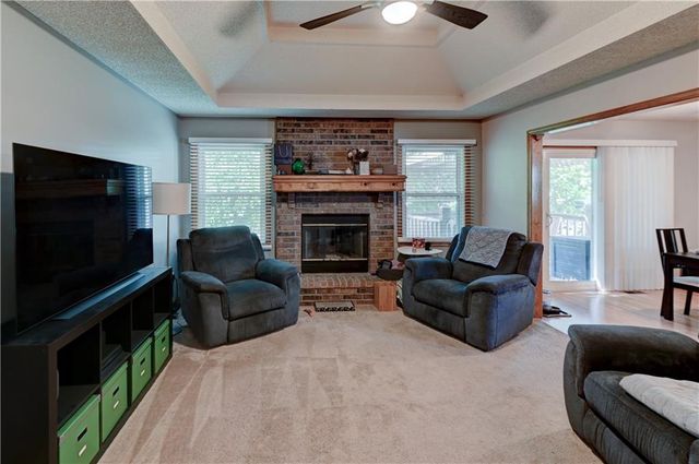 816 NE Bristol Drive, Lee's Summit, MO 64086