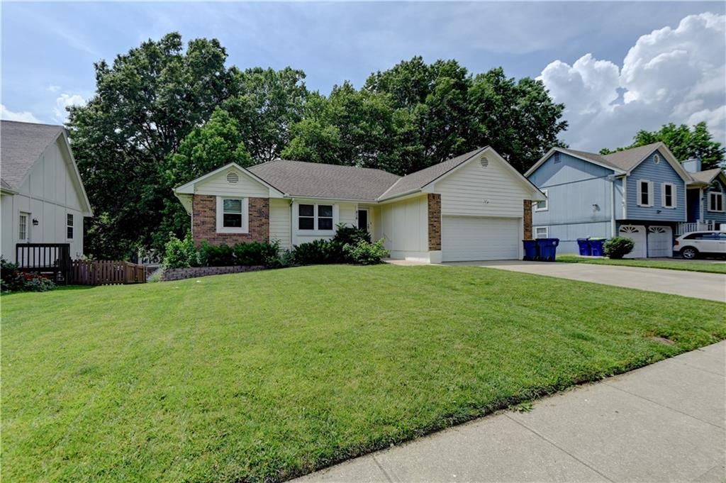 816 NE Bristol Drive, Lee's Summit, MO 64086