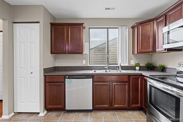 20745 Indian Creek Drive, Farmington Hills, MI 48335