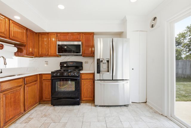 1320 Burns Drive, Elgin, IL 60120