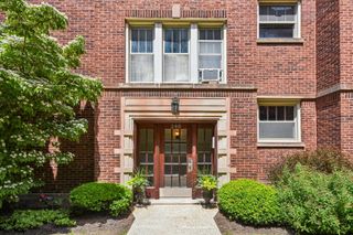 240 S Maple Avenue 2W, Oak Park, IL 60302