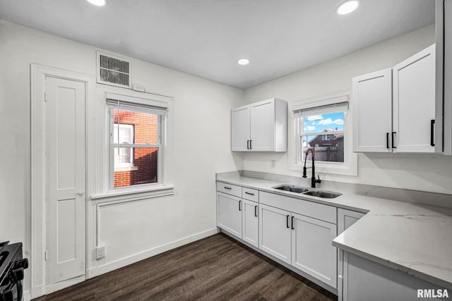 812 E SENECA Place, Peoria, IL 61603