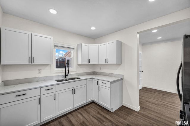 812 E SENECA Place, Peoria, IL 61603