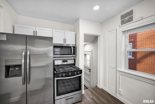 812 E SENECA Place, Peoria, IL 61603