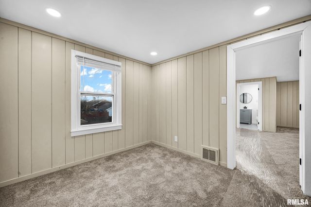 812 E SENECA Place, Peoria, IL 61603