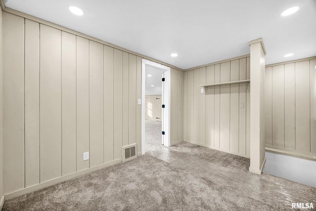 812 E SENECA Place, Peoria, IL 61603