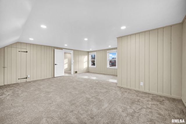 812 E SENECA Place, Peoria, IL 61603