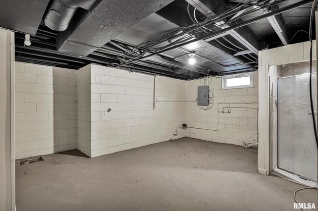 812 E SENECA Place, Peoria, IL 61603