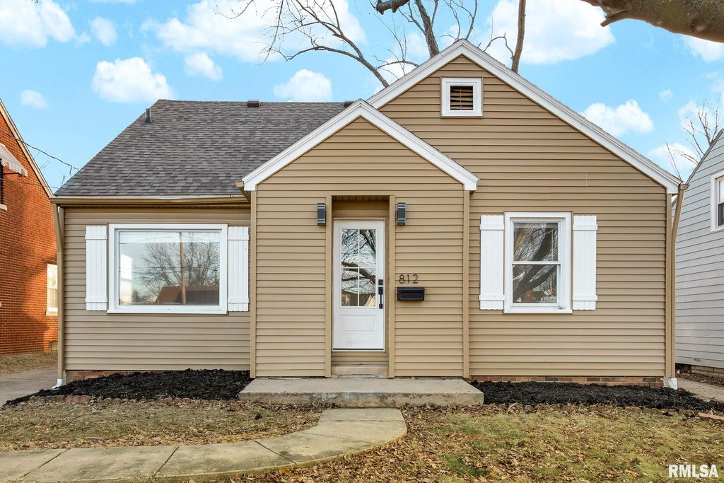 812 E SENECA Place, Peoria, IL 61603