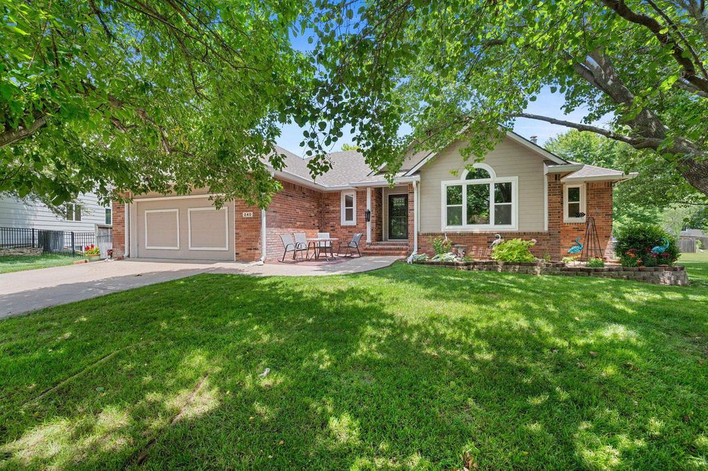 240 Bent Tree Ct, Andover, KS 67002