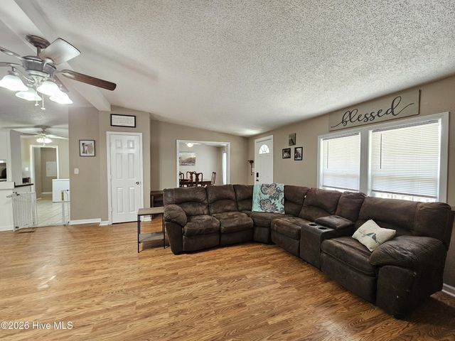 202 Castlebury Lane, Hubert, NC 28539