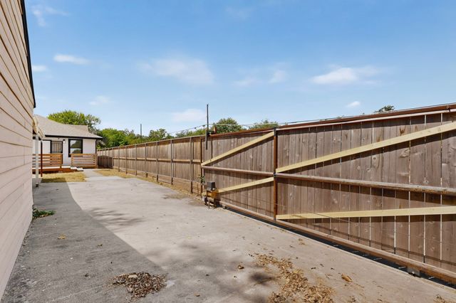 1100 S Brighton Avenue, Dallas, TX 75208