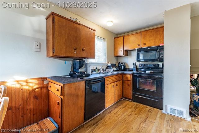 11899 Wheaton Drive, Sterling Heights, MI 48313