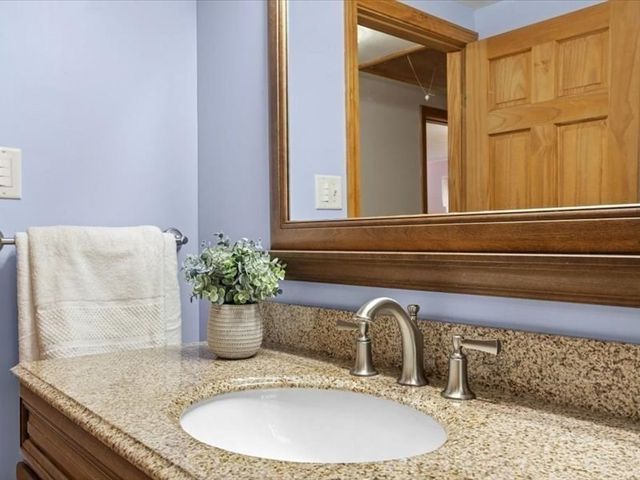 3 Holmes St, Halifax, MA 02338