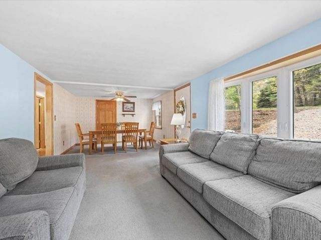 3 Holmes St, Halifax, MA 02338