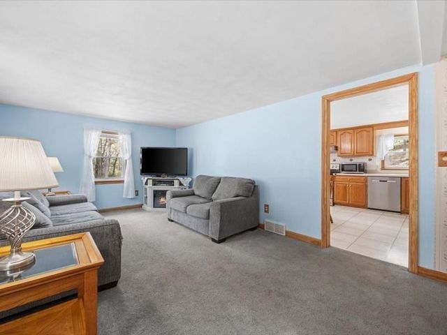 3 Holmes St, Halifax, MA 02338