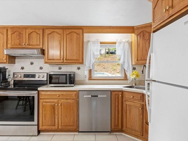 3 Holmes St, Halifax, MA 02338