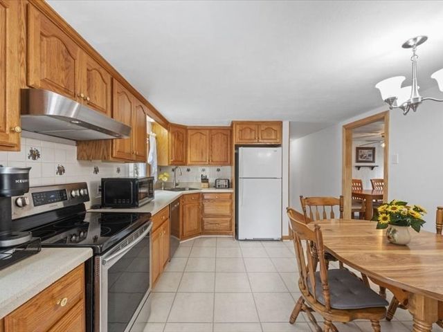 3 Holmes St, Halifax, MA 02338
