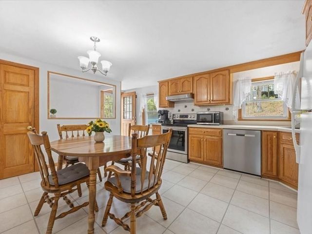 3 Holmes St, Halifax, MA 02338